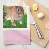 クラシックイースターバニーとホリデーバスケット/ピンク キッチンタオル (四つ折り)
