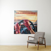 クラシックカーに乗るエレガントな女性 タペストリー (インサイチュ)