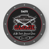 クラシックカーガレージパパの任意の名前レッドブラックグレー ラージ壁時計 (正面)