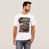 クラシックカー好きのためのヴィニールとV8 Tシャツ (正面フル)