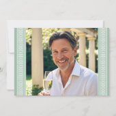 クラシックギリシャ鍵カスタム年齢誕生日フォトグリーン 招待状 (裏面)