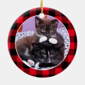 クラシッククリスティーレッド・バッファロー・プレイド家族の写真 セラミックオーナメント (裏面)