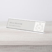 クラシックグレイエレガントモノグラムフローラクラウン デスクネームプレート (正面)