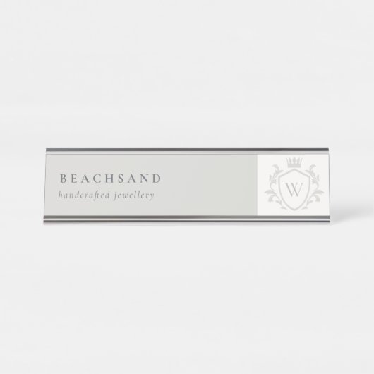 クラシックグレイエレガントモノグラムフローラクラウン デスクネームプレート (正面)