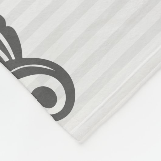 クラシックグレーアカンサス葉モノグラムエレガントストライプ フリースブランケット (角)