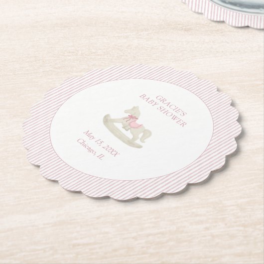 クラシックシンプルピンクロッキングホース女の子ベビーシャワー ペーパーコースター (アングル)