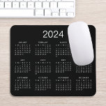 クラシックシンプル白黒2024カレンダー マウスパッド<br><div class="desc">黒い背景に白いシンプルレタリングを有するカレンダーマウスパッド2024をクラシックする。さらに、文字や画像の背景の色をカスタマイズ追加することもできる。</div>