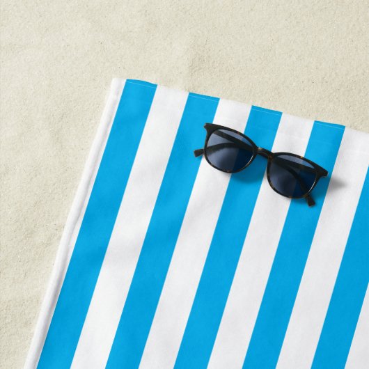 クラシックスカイブルーと白ストライプの色 ビーチタオル (インサイチュ)