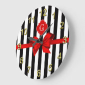 クラシックストライプ白黒、赤ラベル、リボン ラージ壁時計 (傾斜)