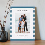 クラシックストライプ | Vertical Photo Hanukkah Silver 箔シーズンカード<br><div class="desc">共有の休日の挨拶ハヌカーのフォトカードお気に入りのは、豪華なシルバーフォイルのトリムを持つ沿岸の青と白のストライプの背景にあなたの写真セットを搭載した。編集可能なメッセージ領域でカスタマイズは、ハヌカー（ユダヤ教の祭り）や休日の挨拶を行う。年の下に家族の名前を追加する。</div>