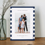 クラシックストライプ | Vertical Photo Hanukkah Silver 箔シーズンカード<br><div class="desc">共有の休日の挨拶ハヌカーのフォトカードお気に入りのは、豪華な銀のフォイルトリムとライトブルーとホワイトのストライプの背景にあなたの写真セットを特色にする。編集可能なメッセージ領域でカスタマイズは、ハヌカー（ユダヤ教の祭り）や休日の挨拶を行う。年の下に家族の名前を追加する。</div>