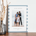 クラシックストライプ | Vertical Photo Hanukkah Silver 箔シーズンカード<br><div class="desc">共有の休日の挨拶ハヌカーのフォトカードお気に入りのは、豪華なシルバーフォイルのトリムと青と白の淡い色のの背景にあなたの写真セットをストライプ搭載している。編集可能なメッセージ領域でカスタマイズは、ハヌカー（ユダヤ教の祭り）や休日の挨拶を行う。年の下に家族の名前を追加する。</div>