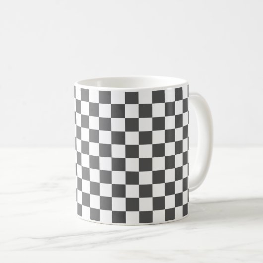 クラシックダークグレーチェッカーボード コーヒーマグカップ (正面右)