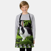 「クラシックチャーム白と黒のウサギ」 エプロン (着用した状態)