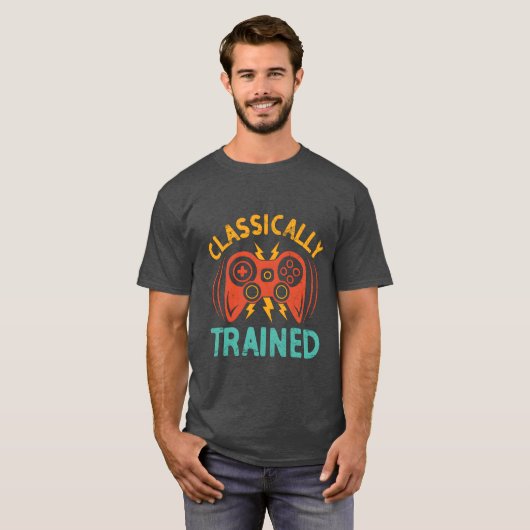 クラシックトレーニングを受けたゲーマー ビデオゲーム PCゲーミング ギフト Tシャツ (正面フル)