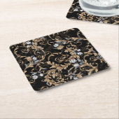 クラシックバロックの花:黒背景。 スクエアペーパーコースター (アングル)