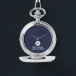 クラシックパーソナライズされたGroomsmen Monogramと名前 腕時計<br><div class="desc">格闘技のギフトで結婚自分のtouchにカスタマイズ個人のを追加！白いスタイリッシュ円の中にイニシャルを持つネイビーブルーの背景を特徴とする贈り物。名前とタイトルは書クラシックのホワイセリフフォントに含まれる。意味のある形見、この思慮深い贈り物は、あなたの花婿介添人、花嫁の父親、またはあなたの大きな日に特別な役割を持つ他の誰にでも最適であ遊る。</div>