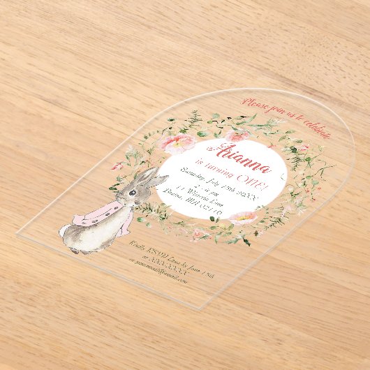 クラシックピンクピーターザラビットフローラ誕生日 アクリル招待状 (レイダウン)