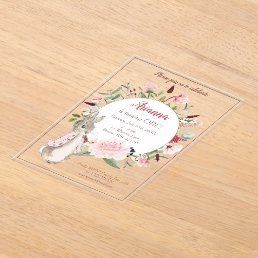 クラシックピンクピーターザラビットフローラ誕生日 アクリル招待状 (レイダウン)