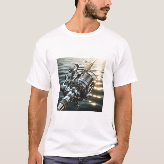 クラシックフィッシングリールが深海の水面で輝く メンズ Tシャツ (正面)