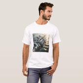 クラシックフィッシングリールが深海の水面で輝く メンズ Tシャツ (正面フル)
