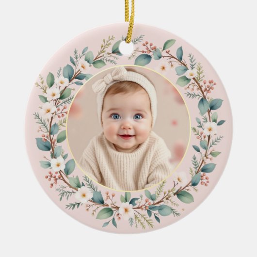 クラシックフローラフレームピンクベビーの初めてのクリスマス セラミックオーナメント (正面)
