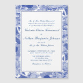 クラシックフローラブルーとホワイトのチョノイスリー結婚ズ マグネット招待状 (正面)