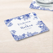 クラシックブルーとホワイトのフローラ結婚ズ スクエアペーパーコースター (アングル)