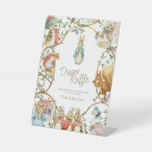 クラシックペーターザラビットベイビーシャワーオムツラッフル 台座サイン (正面)