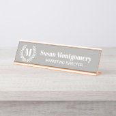 クラシックホワイトローレル&モノグラム |パーソナライズされた | デスクネームプレート (正面)