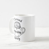 クラシックマグ マンデー サバイバル ユーモア コーヒーマグカップ (正面左)
