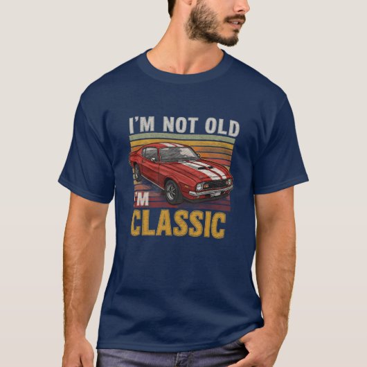 クラシックマッスルカー 家族 だから古くない Tシャツ (正面)