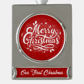 クラシックメリークリスマス私たちの初めてのクリスマスカスタム シルバープレートバナーオーナメント (正面)