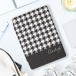 クラシックモダン白黒千鳥格子の iPad PROカバー<br><div class="desc">このデザインはクラシックの白黒パターンを千鳥格子の特徴とする。独自の文字と組み合わせパーソナライズされたて、このコンポジションはシックでモダンiPadのカバーユニークを作成する。</div>