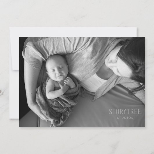 クラシックモノグラムライトブルー男の赤ちゃん写真誕生 案内状 (裏面)