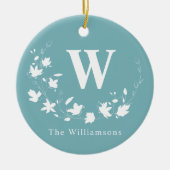 クラシックモノグラム名ティール(緑がかった色)フローラリースカスタム セラミックオーナメント (正面)