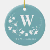 クラシックモノグラム名ティール(緑がかった色)フローラリースカスタム セラミックオーナメント (裏面)