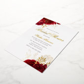 クラシックレッドエレガントローズブライダルシャワーゴールデン 箔招待状 (回転した状態)