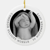 クラシック円スタンプ印ベビー初めてのクリスマス セラミックオーナメント (裏面)