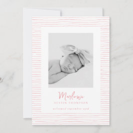 クラシック手描きピンクストライプの色の誕生発表 招待状