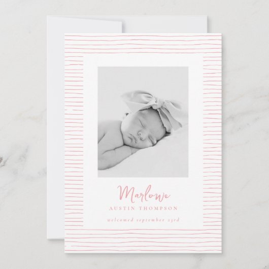 クラシック手描きピンクストライプの色の誕生発表 招待状 (正面)