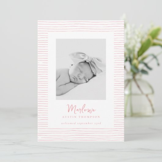 クラシック手描きピンクストライプの色の誕生発表 招待状 (スタンド正面)