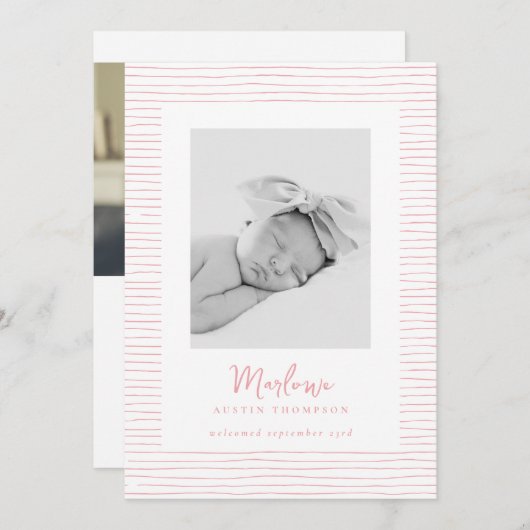 クラシック手描きピンクストライプの色の誕生発表 招待状 (正面/裏面)