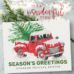クラシック水彩赤トラックシーズンのご挨拶 ポストカード<br><div class="desc">クリスマスパインの木と水色の赤いトラック。クラシッククリスマスデザイン。ビジネスロゴの追加このカードは、特に医療従事者が休暇に顧客を送るために使用する。利用可能： http://www.zazzle.com/selectpartysupplies</div>