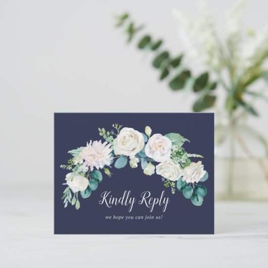 クラシック白い花 |ネイビーソングリクエストRSVP インビテーションポストカード (スタンド正面)