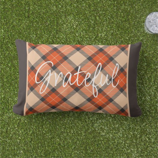 クラシック秋かぼちゃオレンジ茶色タータンチェック模様 アウトドアクッション (芝生)