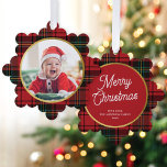 クラシック赤エレガントタータンチェックプライド写真クリスマス オーナメントカード<br><div class="desc">これらの素晴らしい紙オーナメントカードは、クラシック赤いタータンチェック/格子柄の背景を特徴とする。カードの前面には丸い写真シンプルの形をしている。背面には、EDITABLEスクリプトのグリーティングが白で、テキストはクラシックセリフフォントで表示される。これらのオーナメントは、クリスマスツリーに表示できる記念のカードになる素晴らしいホリデーカードを作る。彼らはまた、ギフトラベルとして素晴らしい！</div>