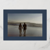 クラシック金ゴールドクレストburgundy navy日付を保存 箔招待状 (裏面)