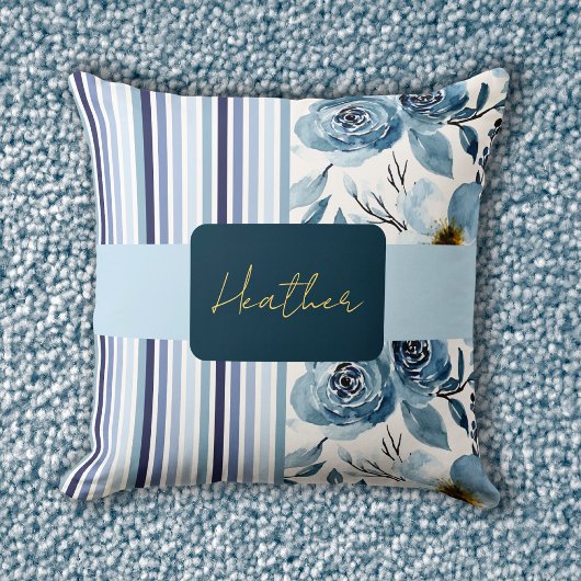 クラシック青い水の色のフローラをパーソナライズストライプのする クッション