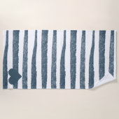 クラシック青と白のストライプの素朴目的地 ビーチタオル (正面)